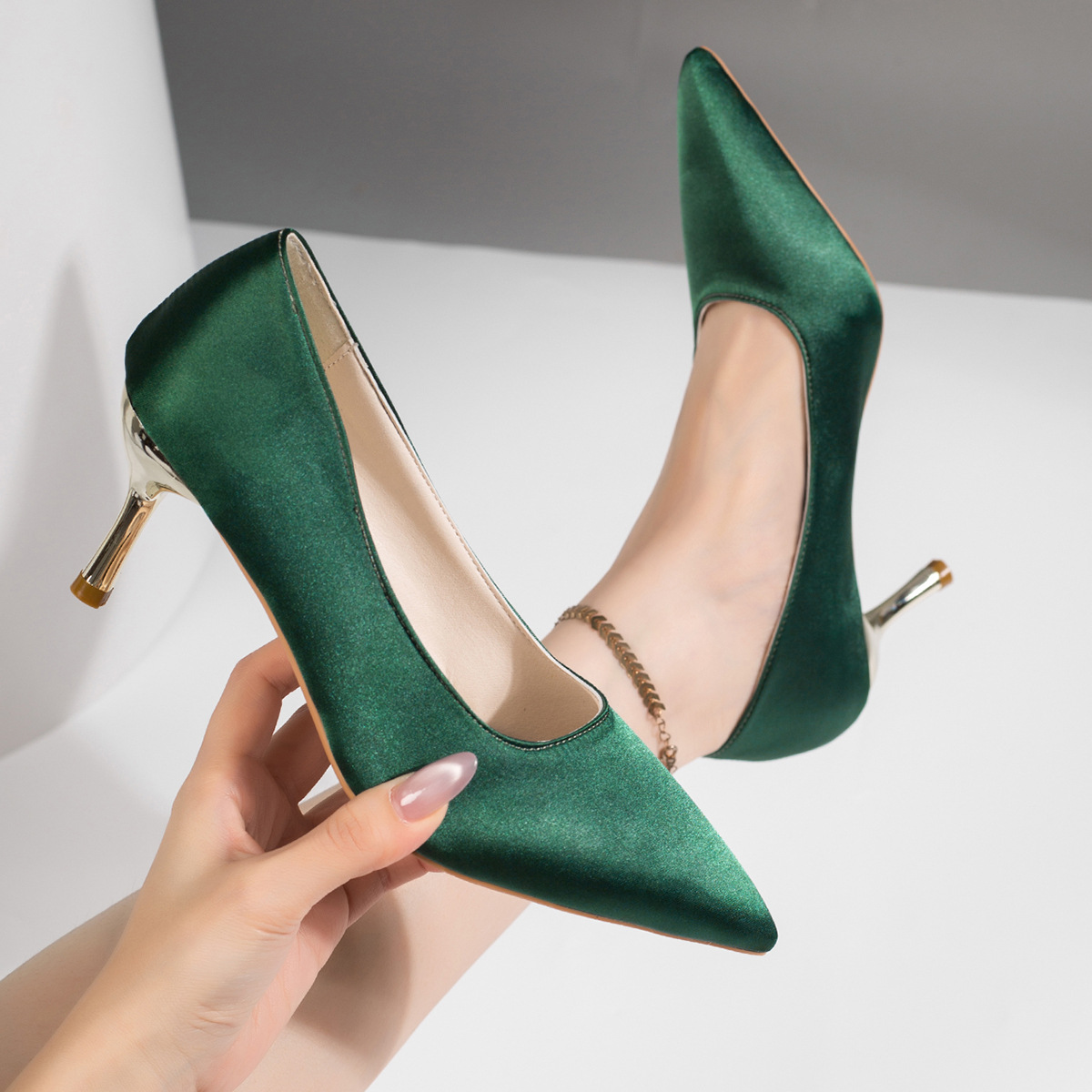 Court Heel Pointed - Damskie zielone satynowe czółenka z ostrym